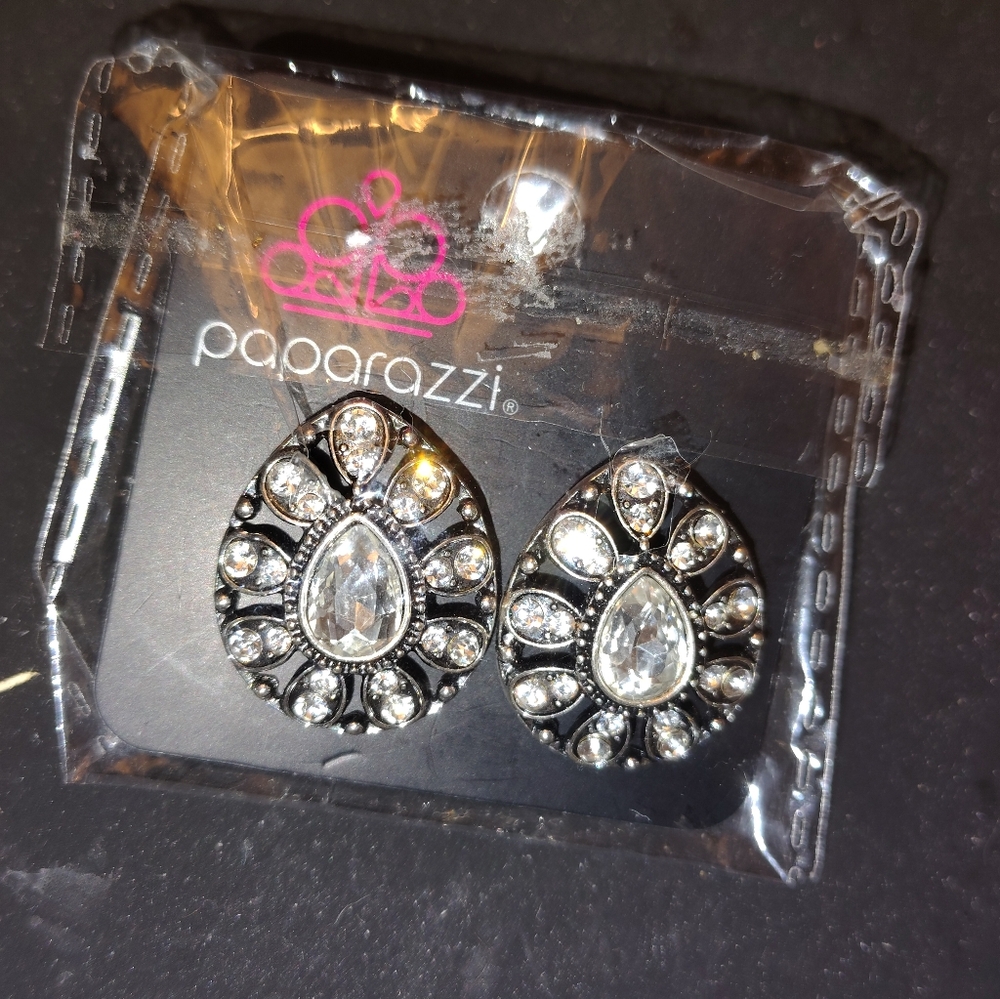 NWT Stunning Treasure Retreat Black and Silver Teardrop Earrings w/White Post